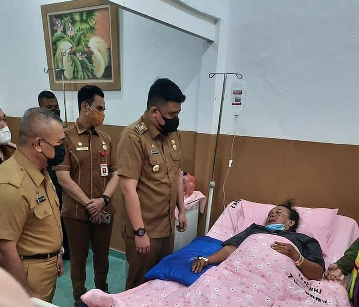 Wali Kota Medan menjenguk petugas kebersihan kota medan yang menjadi korban begal dan dirawat di RSUD Dr. Pirngadi Kota Medan